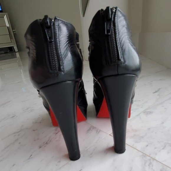 genuine leather black heels. - Picture 3 of 8